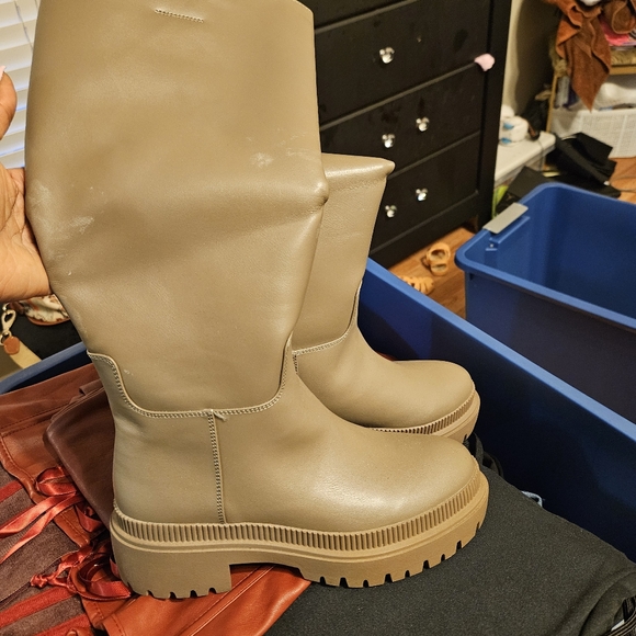 Boots - Picture 3 of 4